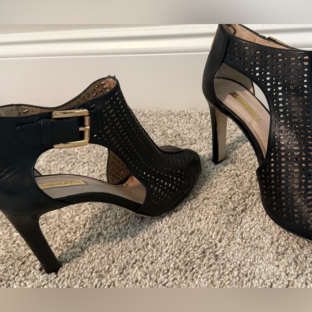 LOUISE ET CIE - Elegant Black Peep-Toe Heels with Gold Hardware - Size 8 - Picture 12 of 15